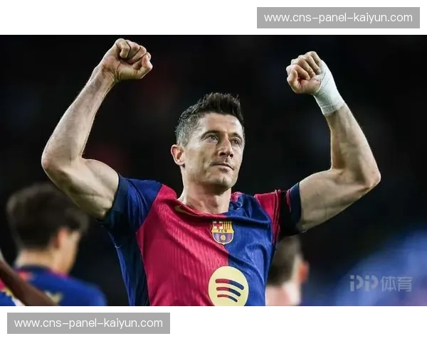 莱万连续15赛季联赛进球上双，比肩梅罗